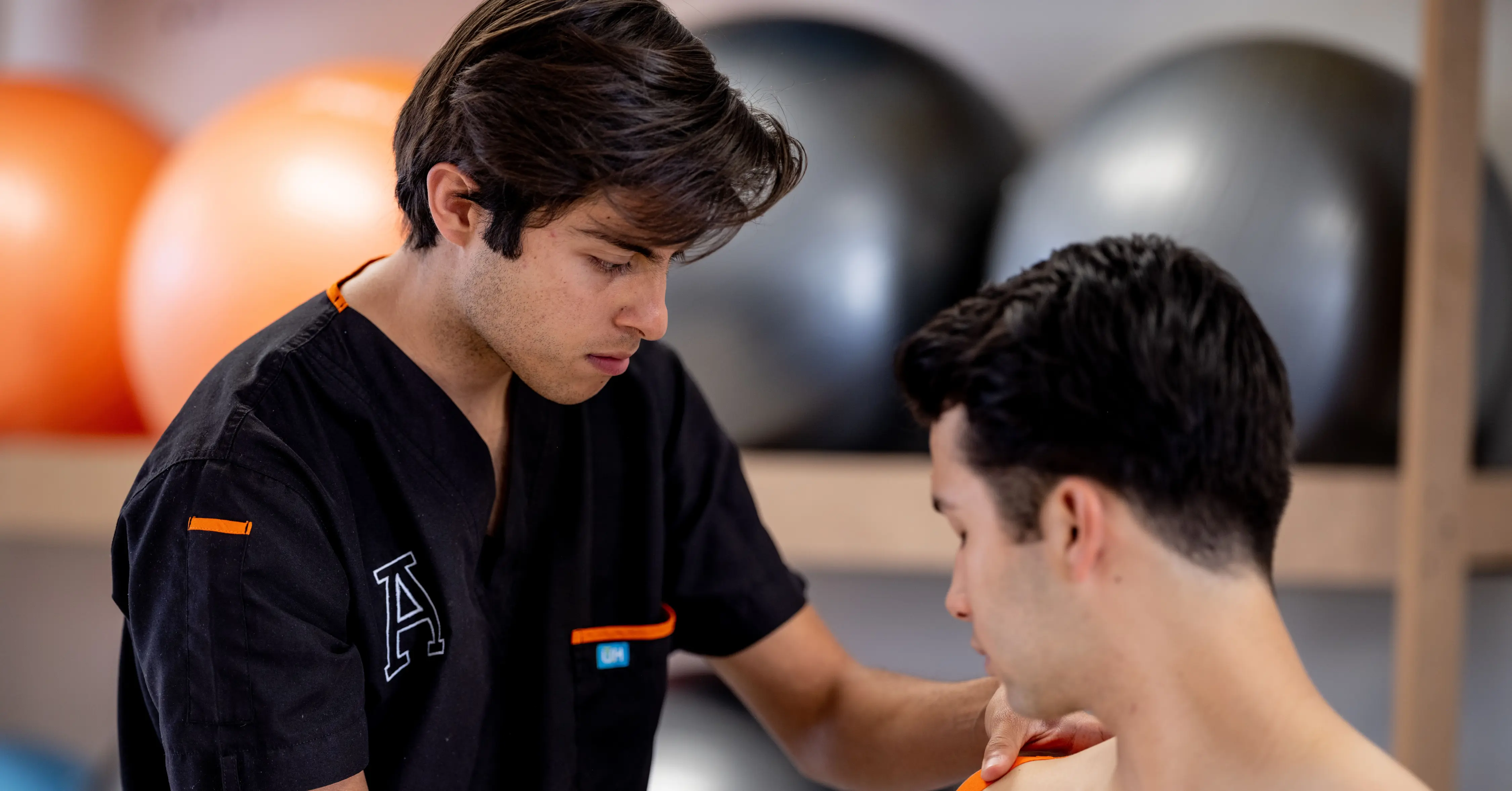Estudiante de terapia física realizando un ejercicio práctico en el consultorio clínico de la Anáhuac