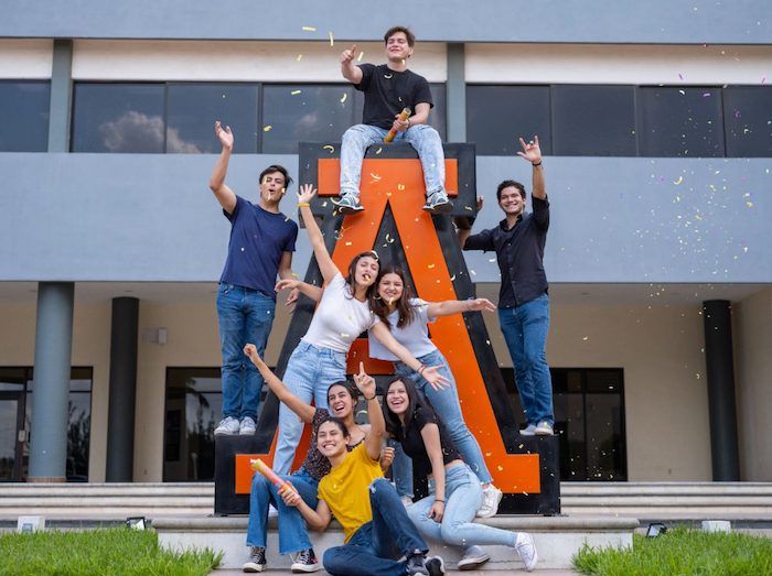 alumnos de la anahuac en monumento con confetti