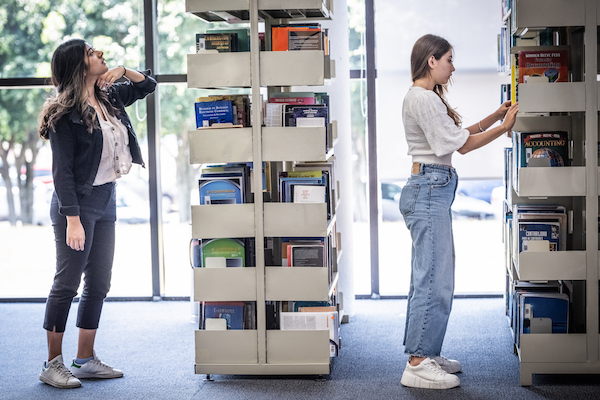alumnas en biblioteca anahuac