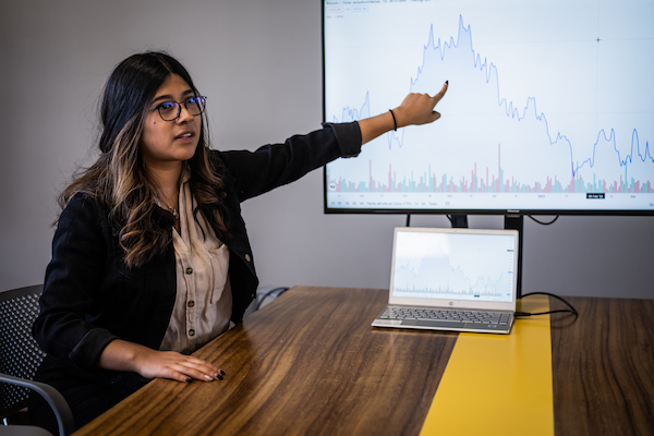 alumna liderando una presentación de estadisticas