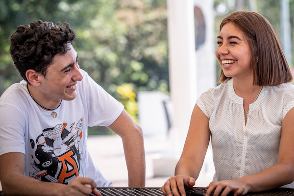 alumnos ejerciendo sus habilidades comunicativas