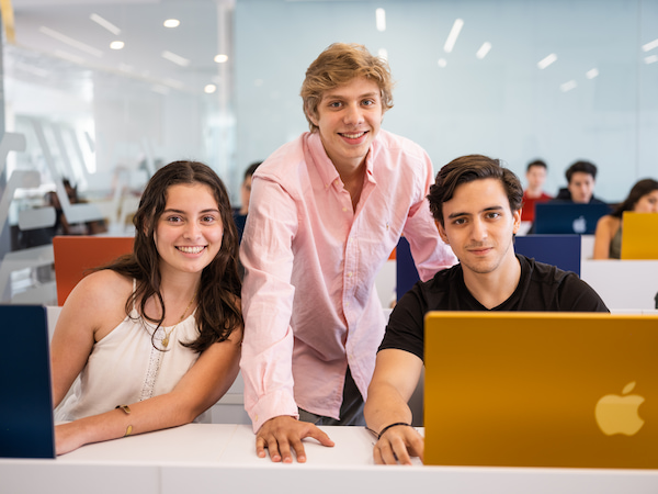 alumnos de la anahuac en salon de computadoras