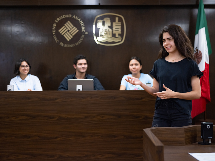 estudiante de derecho en juzgado