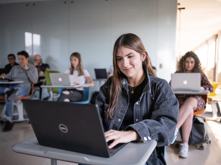 estudiante con laptop