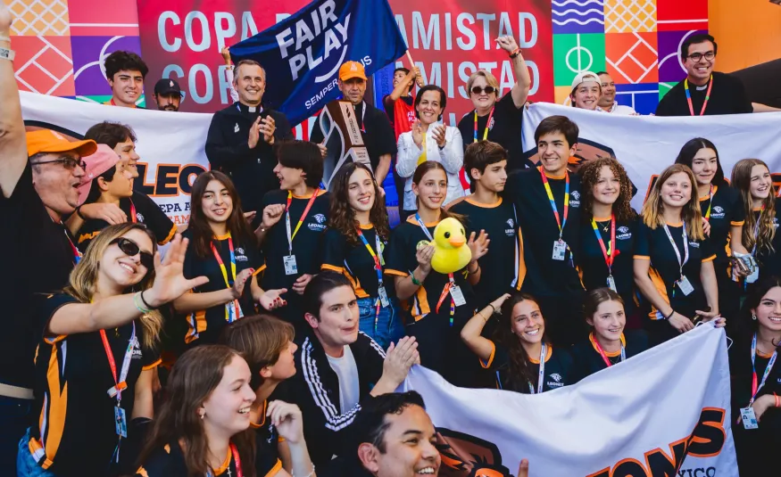 Grupo de estudiantes Anáhuac celebrando la como organizaron el torneo de la amistad