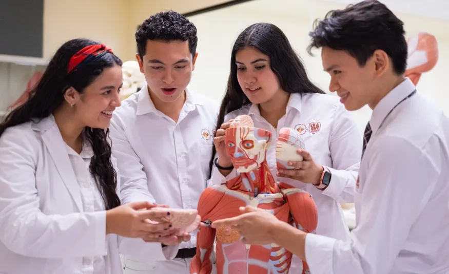 Estudiantes de medicina anahuac con esqueleto de anatomía 3d
