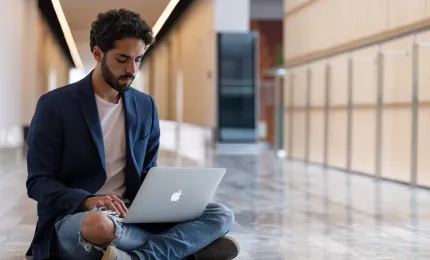 estudiante tramitando su cedula profesional
