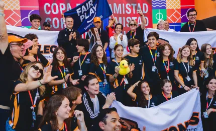 Grupo de estudiantes Anáhuac celebrando la como organizaron el torneo de la amistad