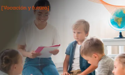 maestra de pedagogia con alumnos 