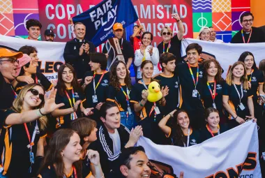 Grupo de estudiantes Anáhuac celebrando la como organizaron el torneo de la amistad