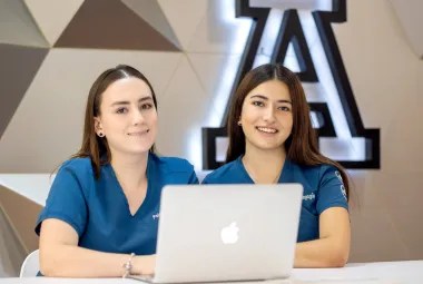 estudiantes de medicina anahuac tramitando su cedula profesional