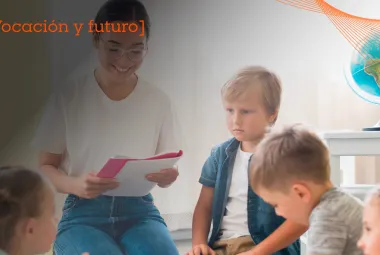 maestra de pedagogia con alumnos 