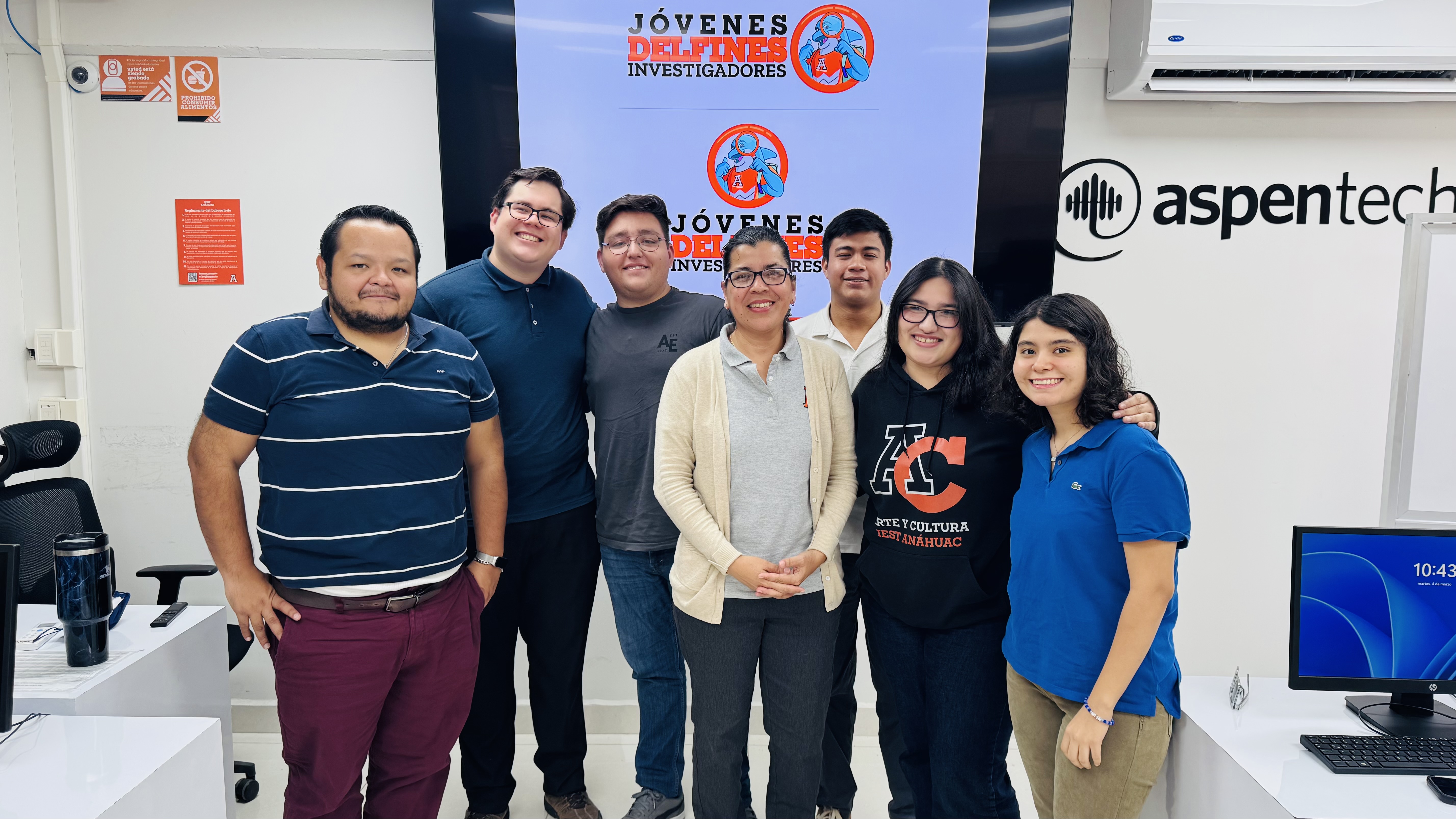 La Mtra. Sandra Suastes, Coordinadora en Investigación, el Dr. Hugo Velasco, y los estudiantes que forman parte del grupo 'Jóvenes Delfines Investigadores'