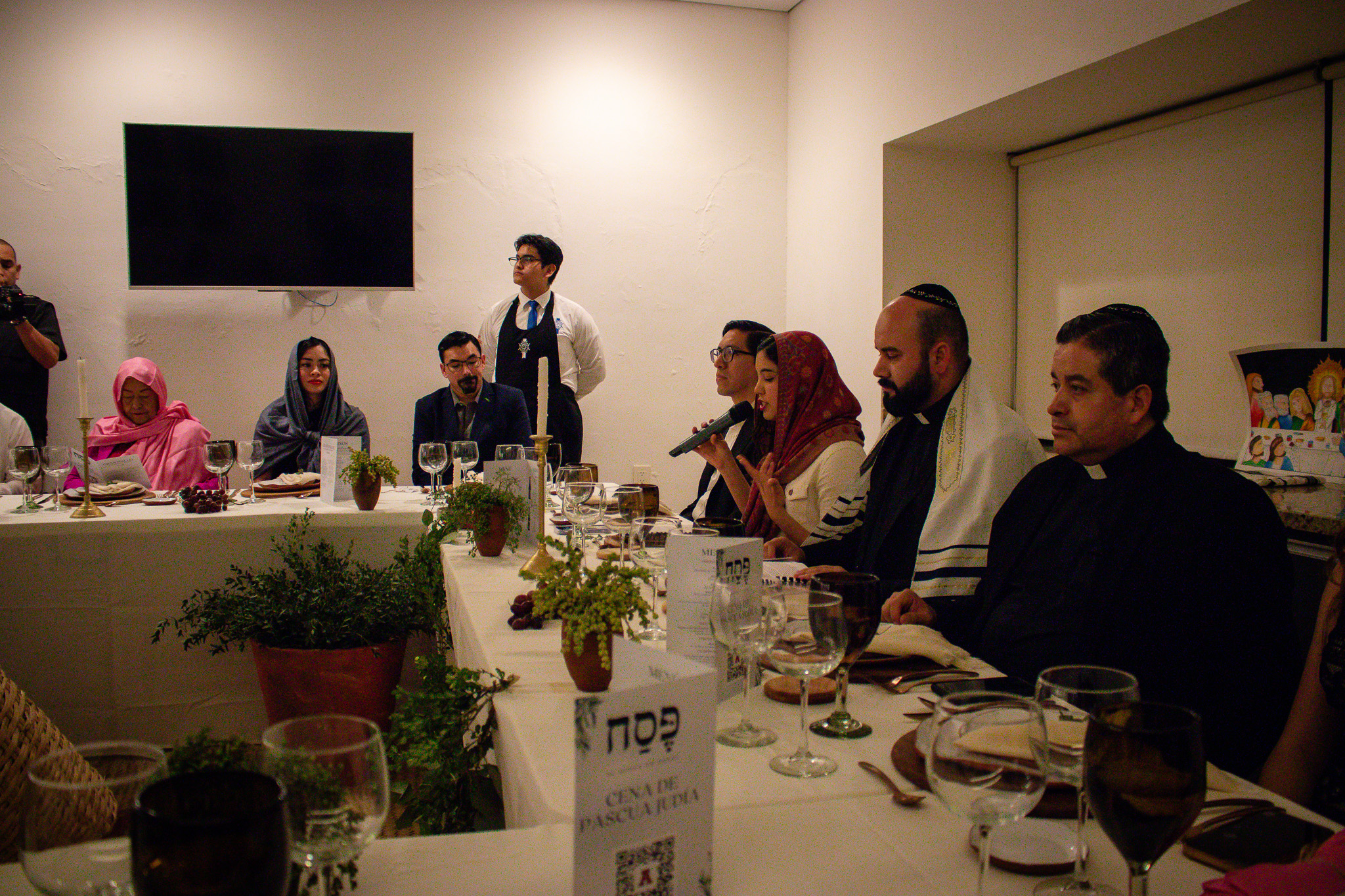 Escena de la Cena de Pascua Judía. Nicole Chuey habla.