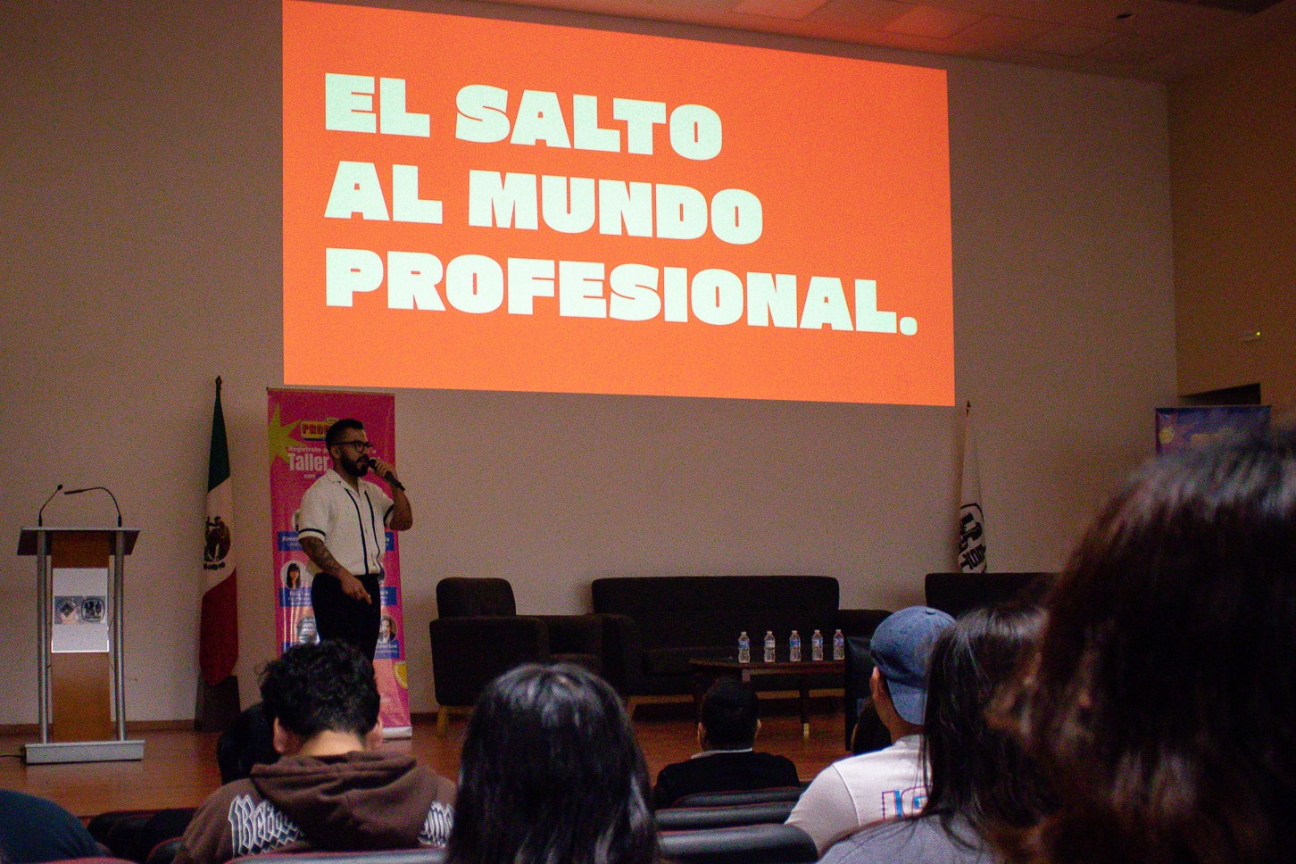 Primer expositor de Prodiseño. Arriba de él hay una anuncio que dice: "El salto al mundo profesional".