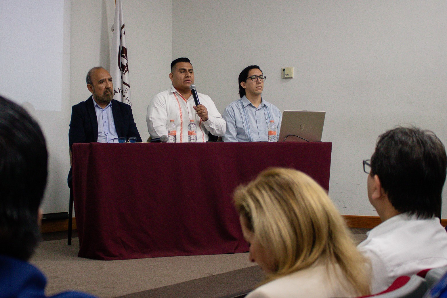 Presentadores del libro Diferenciación y Mito, en el presidium.
