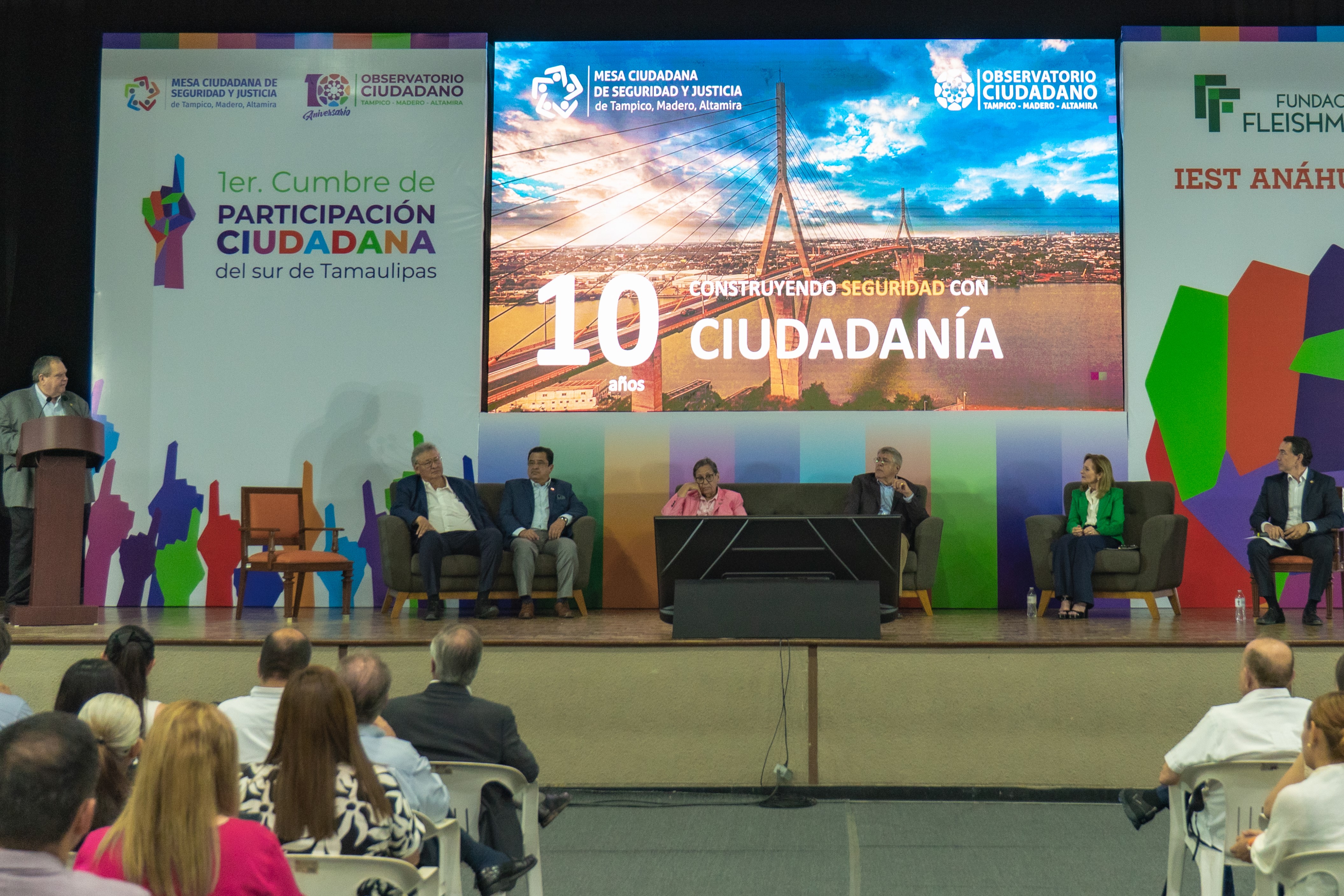 Panel de expertos en la 1a cumbre de participación ciudadana.