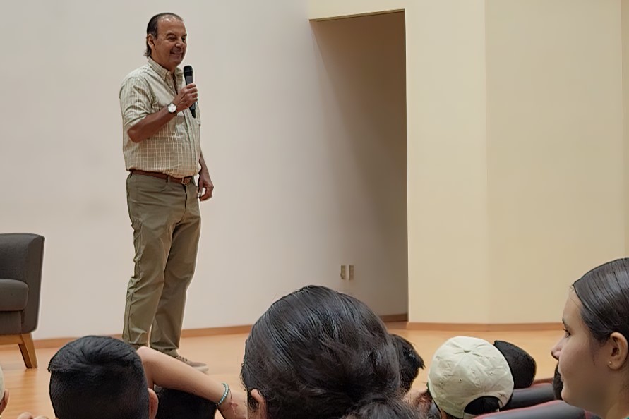 Arturo Elizondo explicando a niños del Campamento de Verano.