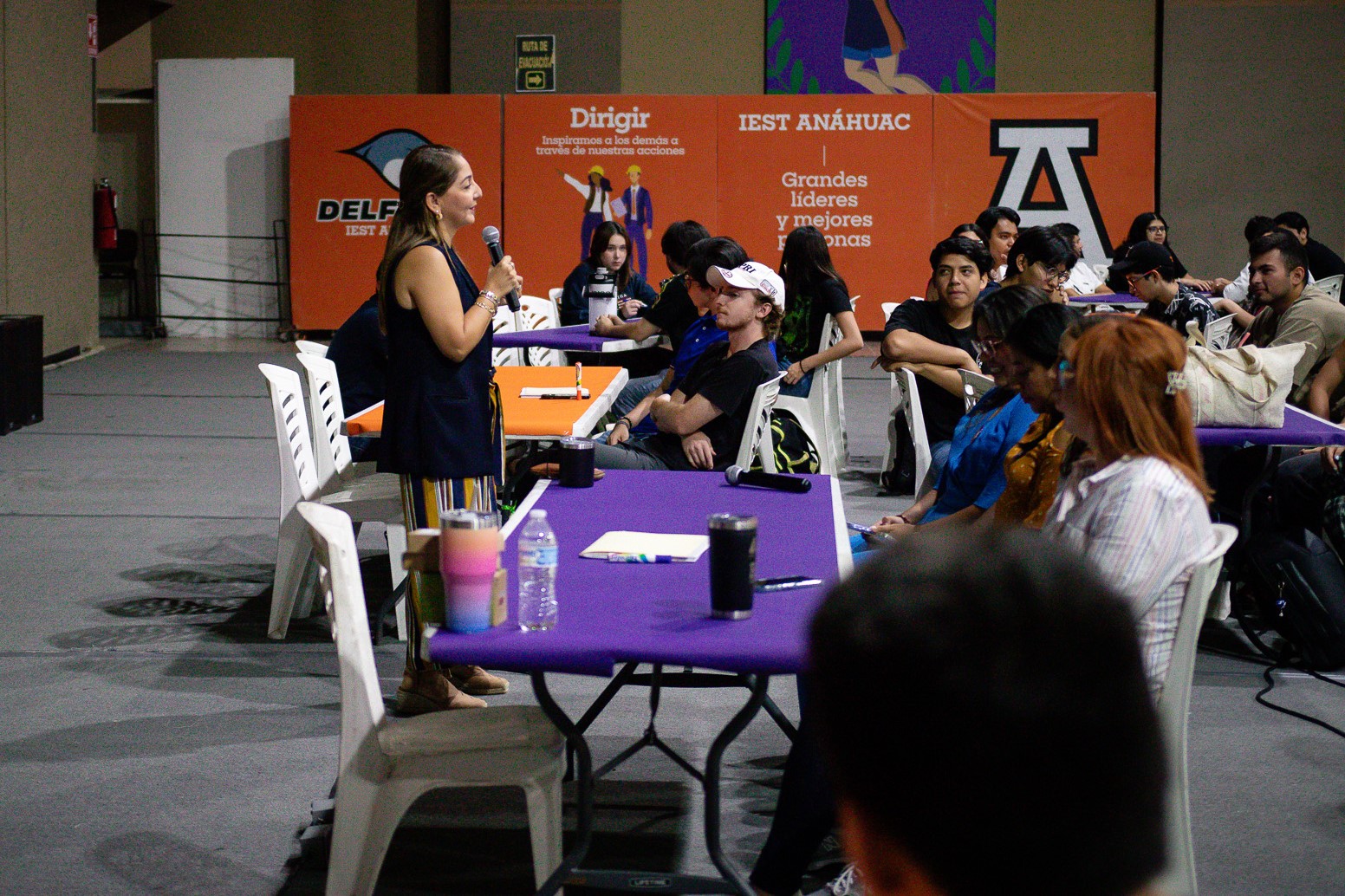 Mónica Violante dando un mensaje de bienvenida en el BOOT CAMP 2025.