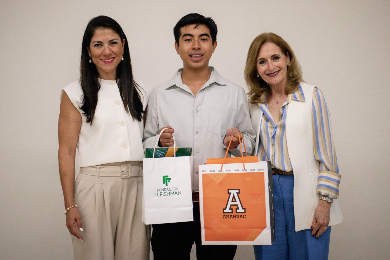 La Lic. Mariana Priego y la la Rectora en compañía de Luis Eduardo Santiago.