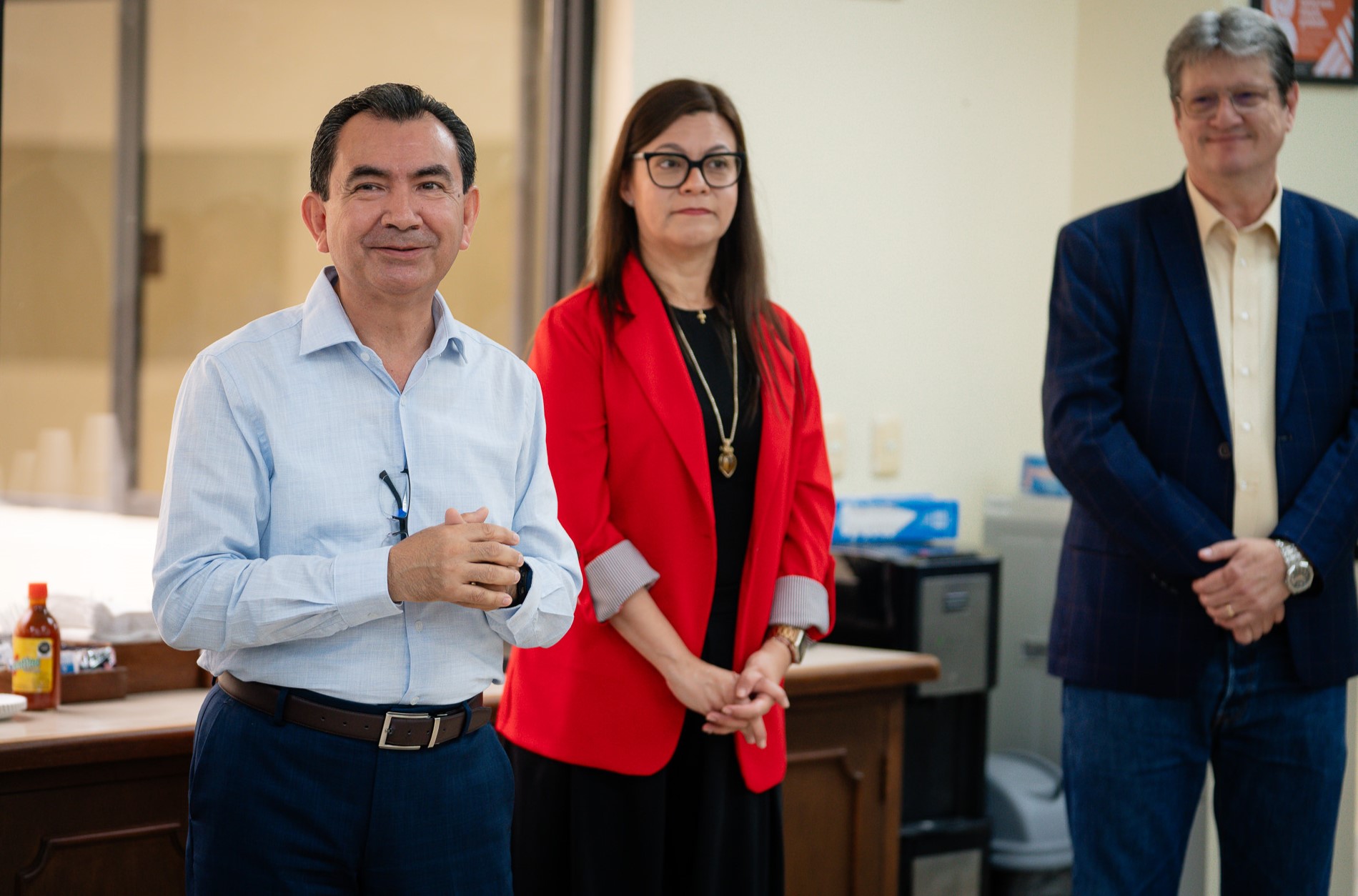 César Ponce, Arely Pérez y Basilio Kot en la bienvenida a Posgrado.
