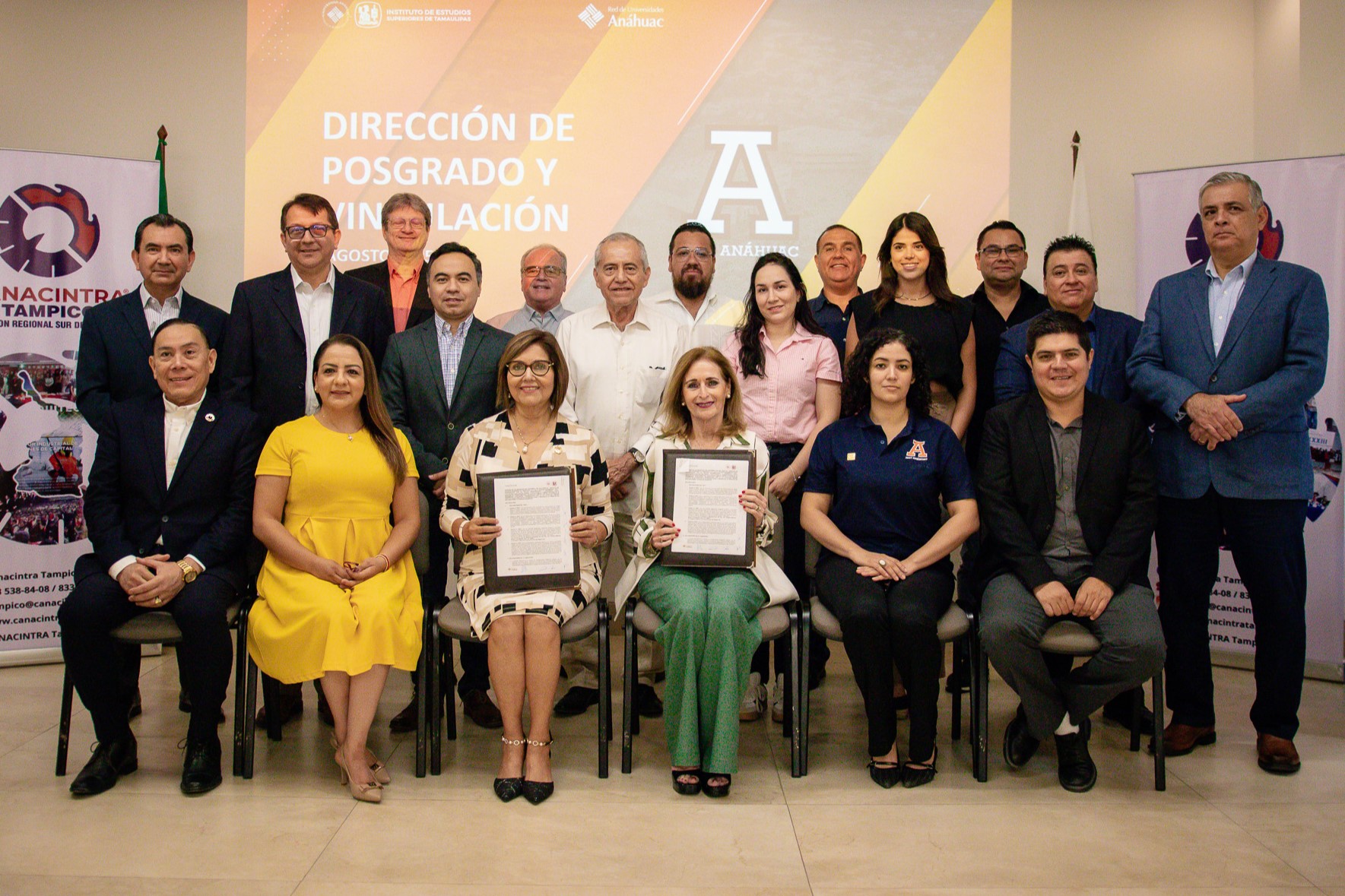 Foto de grupo después de la firma del convenio con CANACINTRA.