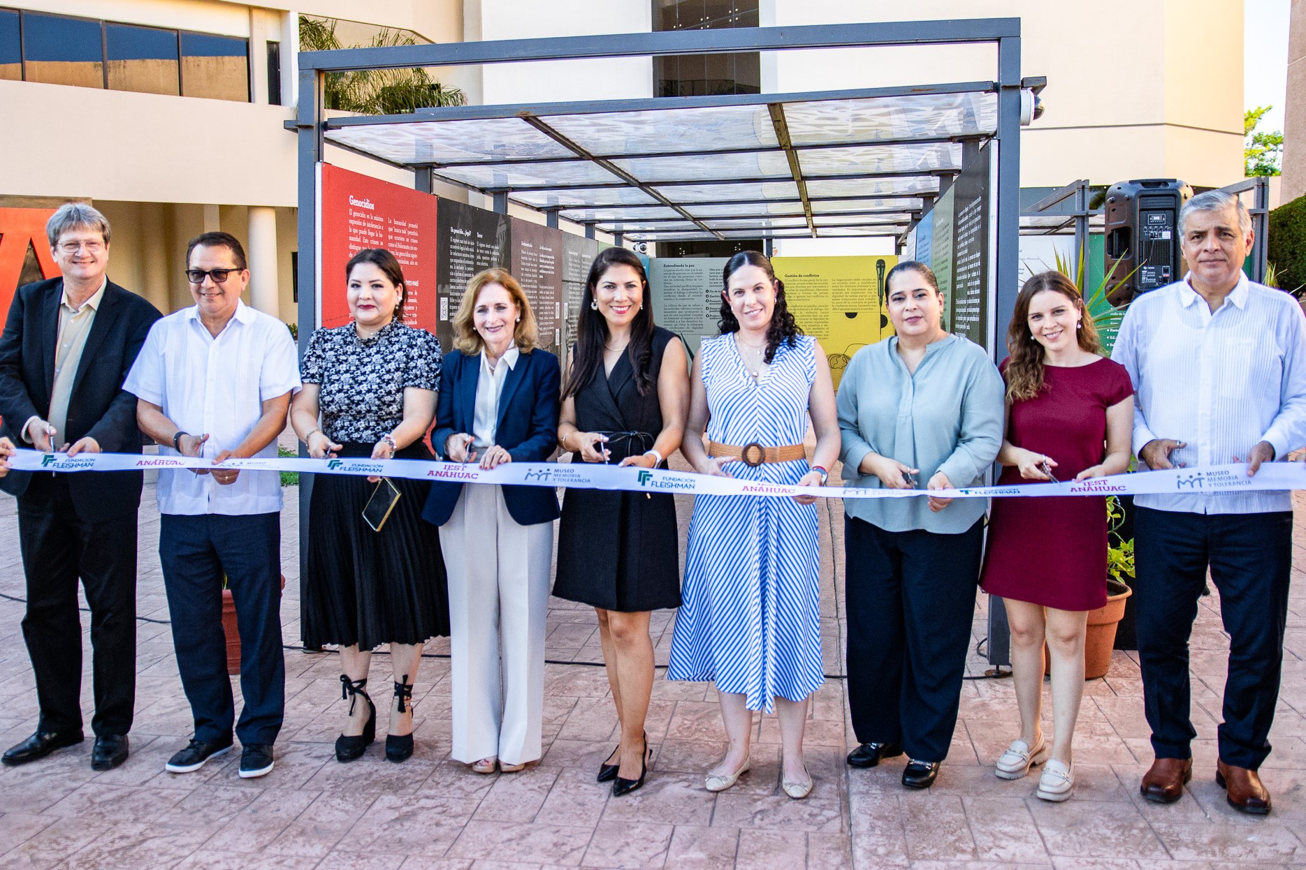 Corte de listón para el túnel de Memoria y Tolerancia.