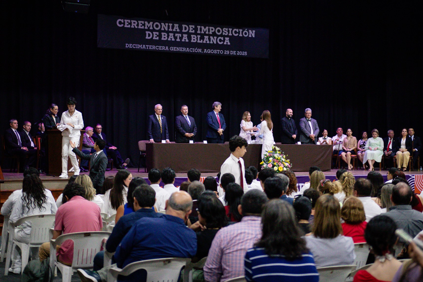 Imagen de la entrega de la bata blanca en este 2025.