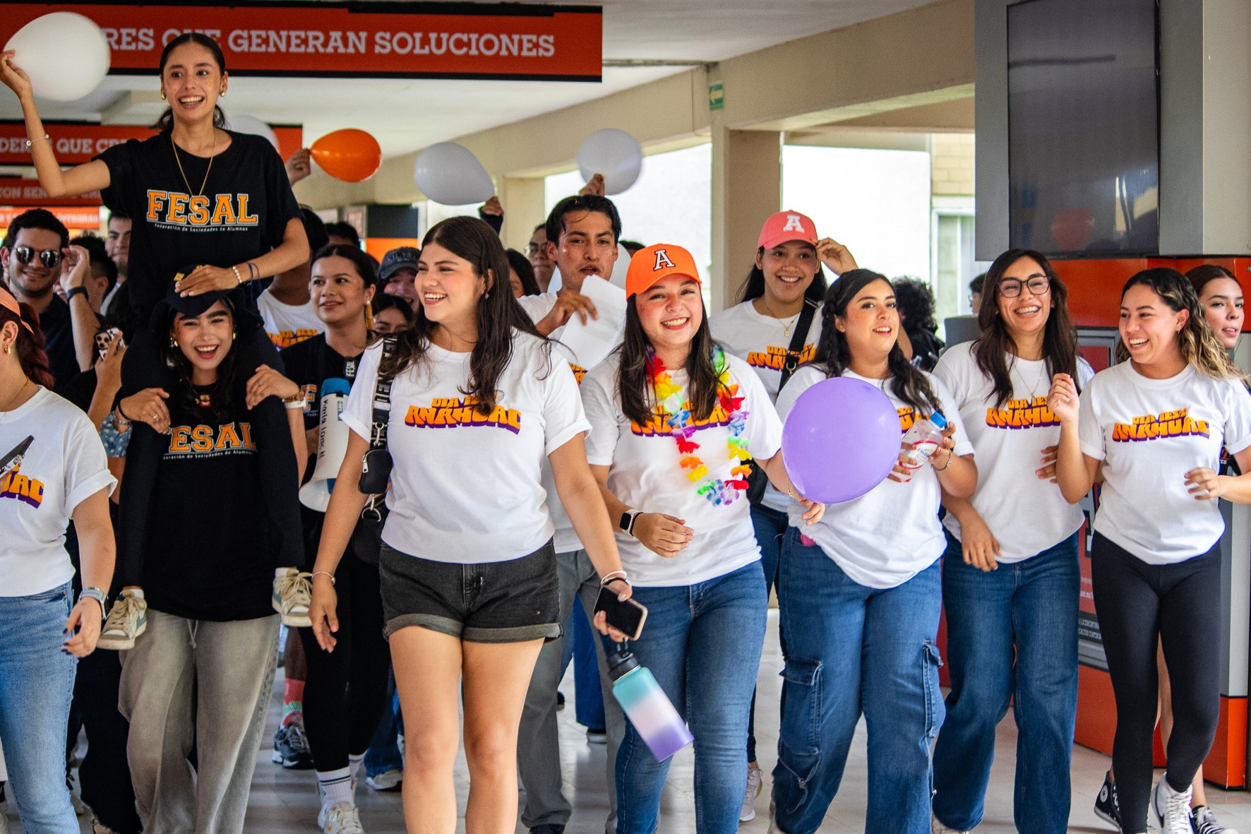 Alumnos marchando por el pasillo en el Día IEST Anáhuac.