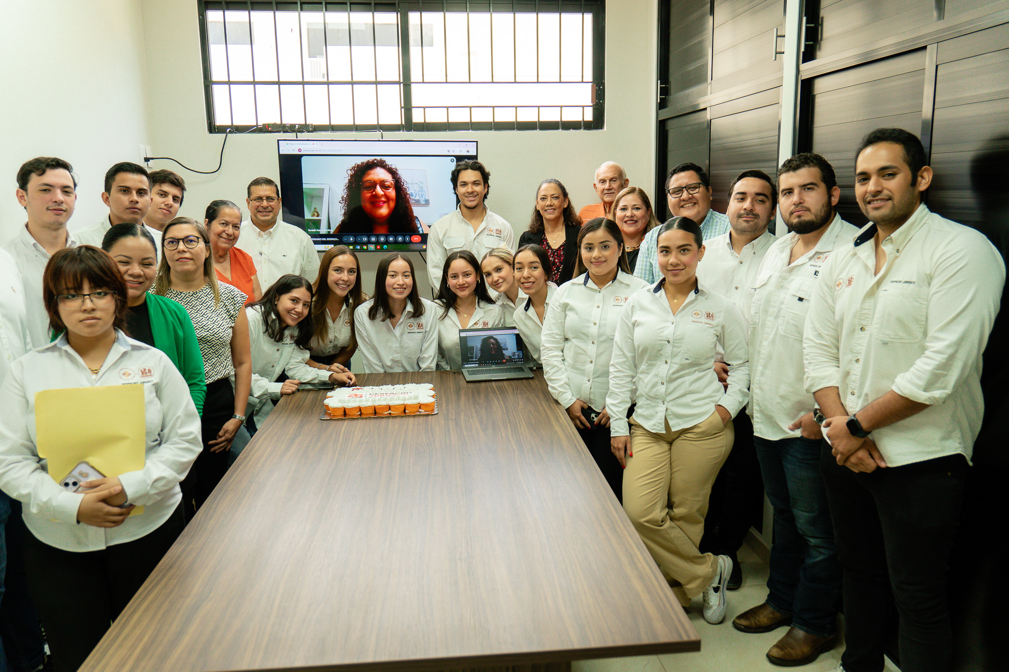 Profesores y alumnos de Derecho en el Despacho Jurídico del IEST Anáhuac.