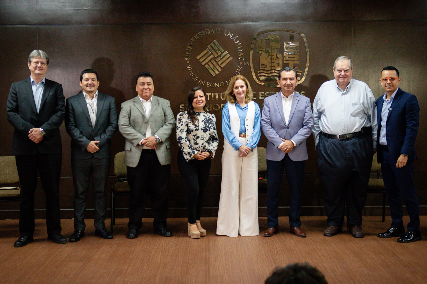 Autoridades y participantes en el evento radiofónico de IMAGEN en el IEST Anáhuac.