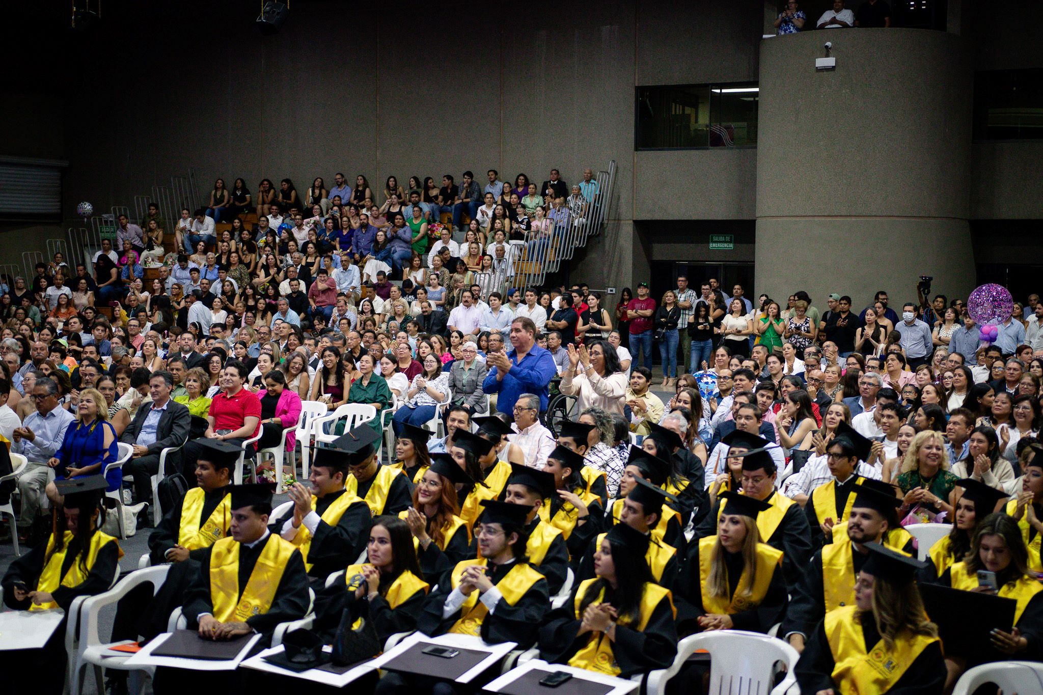 Toma masiva de los graduados y sus padres en el Gimnasio Dr. Burton E .Grossman.
