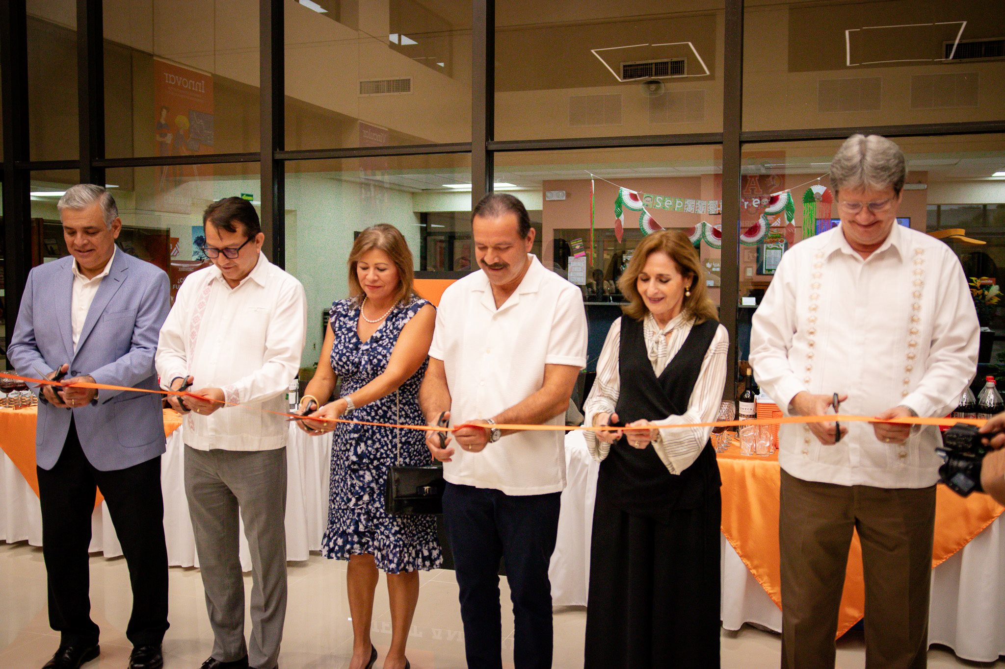 Autoridades inaugurando y cortando el listón del NETWORKING CENTER.