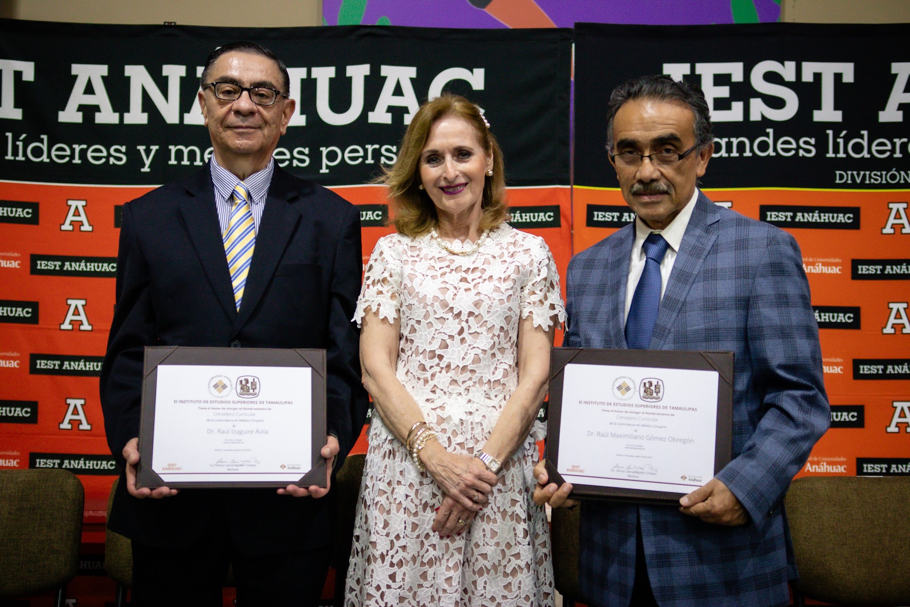 Gloria Septién acompañada de los nuevos integrantes del Consejo Curricular de Médico Cirujano.