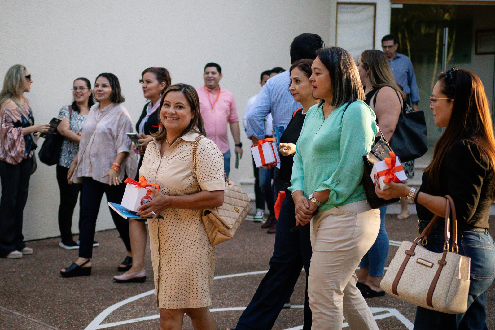 Egresadas saliendo de la Capilla Universitaria, en el Reencuentro de Egresados 2025.