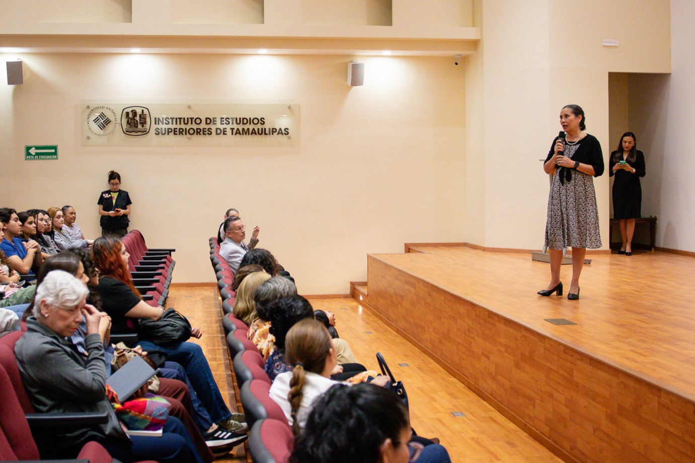 Patricia Pacheco hablando a la sala del auditorio David Gómez.