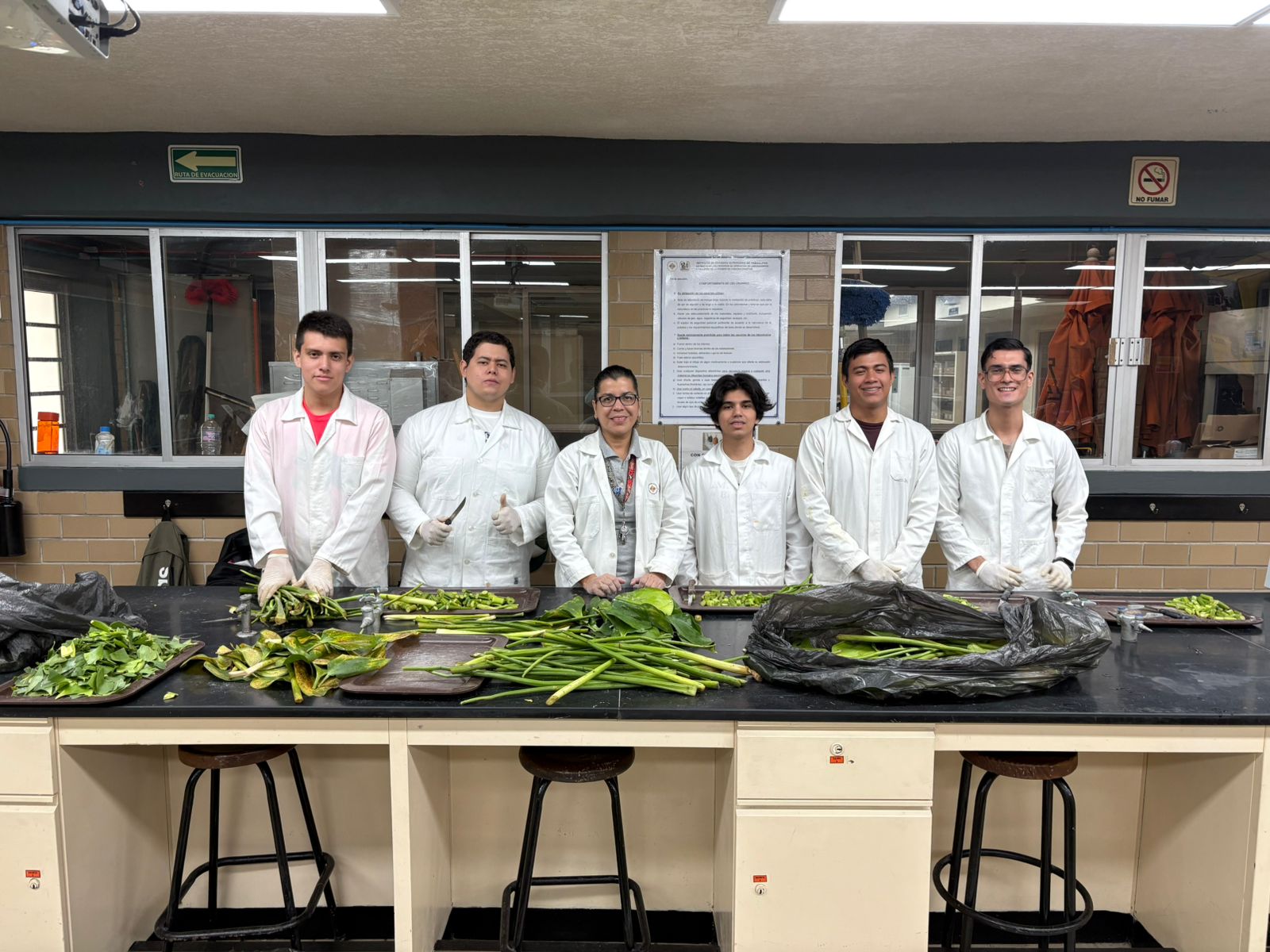 Becarios junto con la Mtra. Sandra Suastes, Coordinadora de Investigación