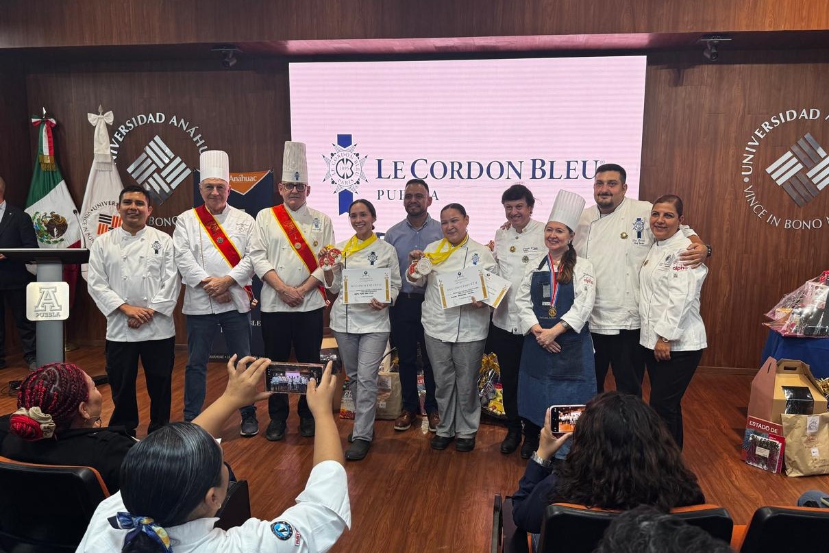 Alumnas triunfadoras en concurso Juan Panes, acompañadas por sus maestros.