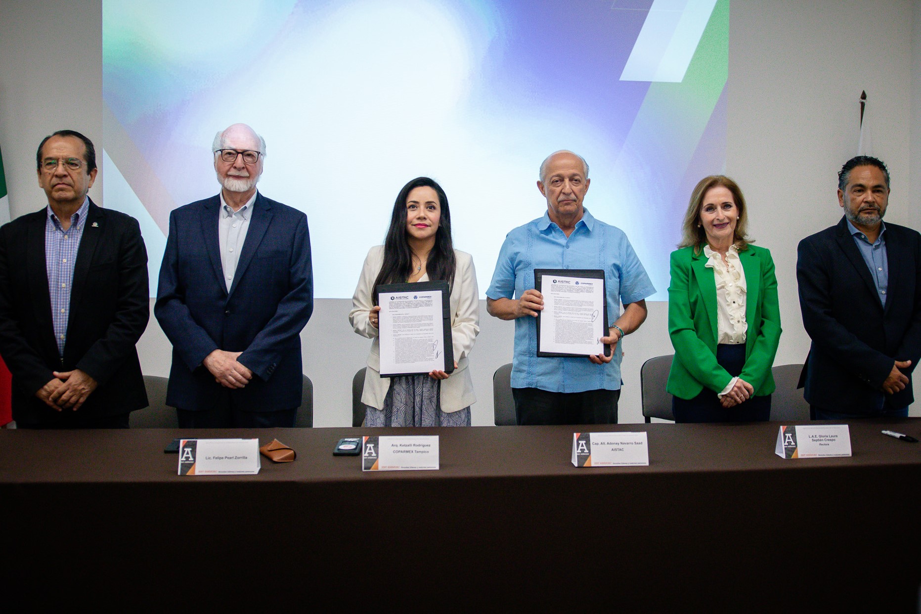 Foto de los firmantes del convenio AISTAC-COPARMEX Tampico.