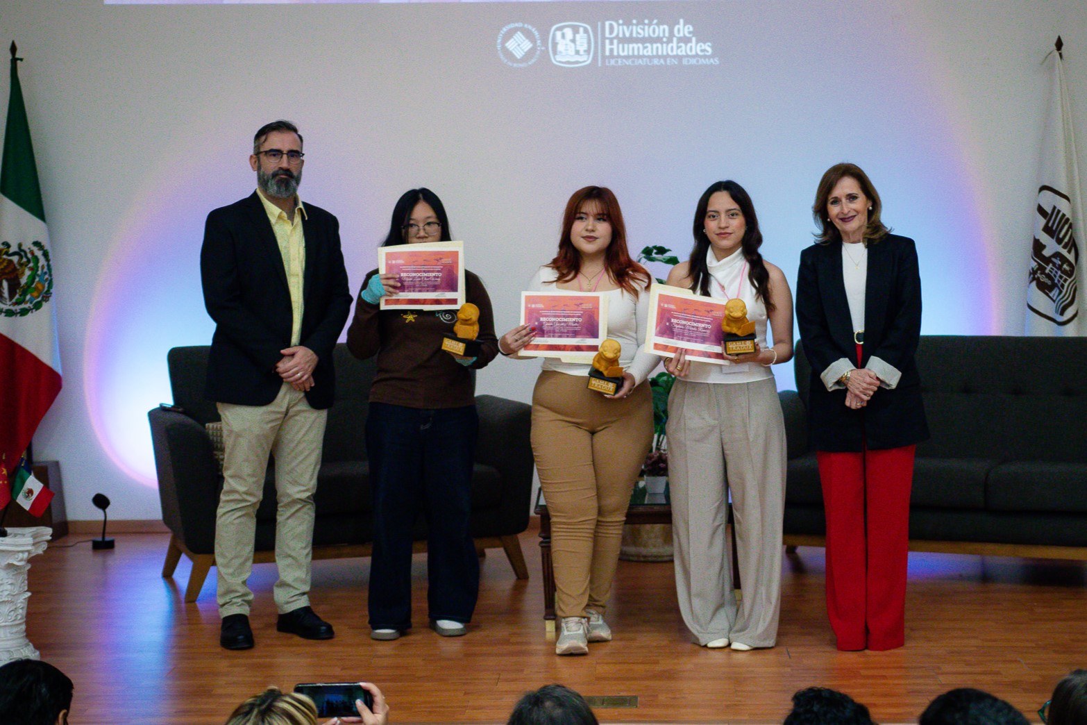 El equipo ganador de Game of Tradux acompañado de Daniel Bustos y de nuestra Rectora.