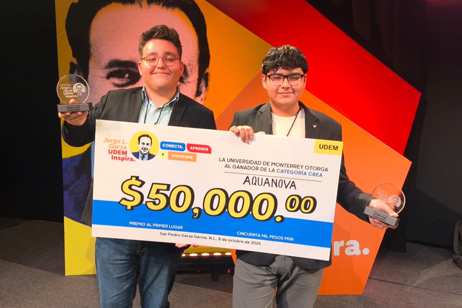 Alumnos de Mecatrónica recibiendo el cheque por Aquanova.