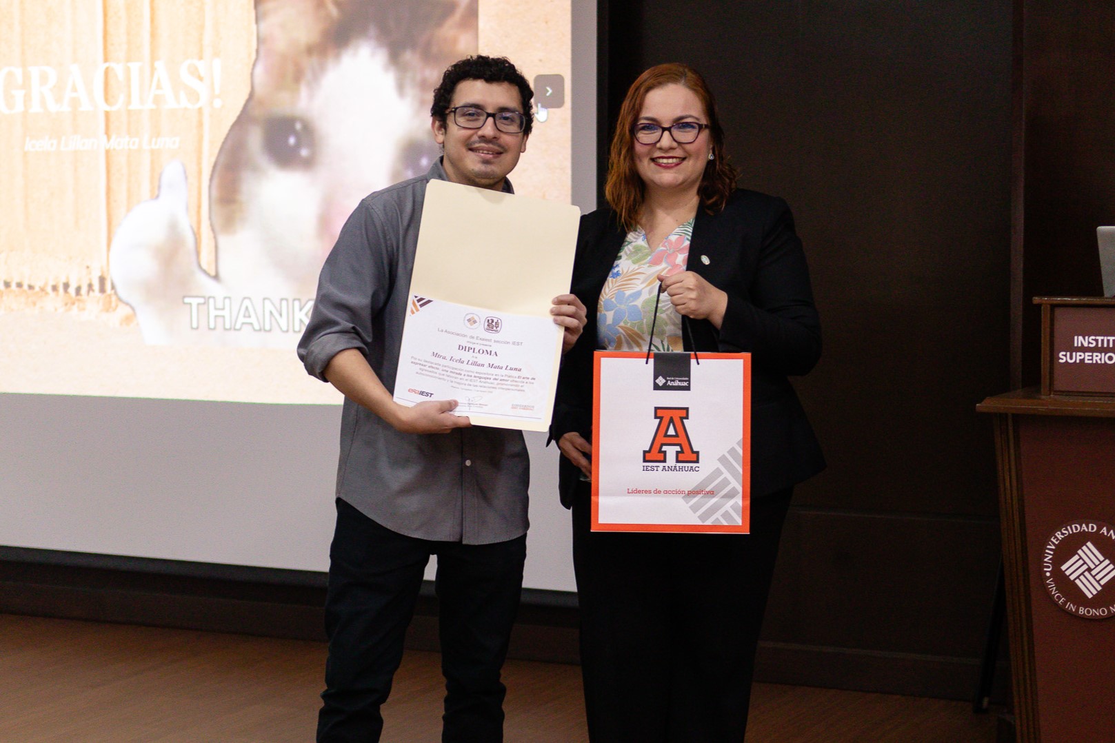 Icela Mata recibe su reconocimiento después de la conferencia.