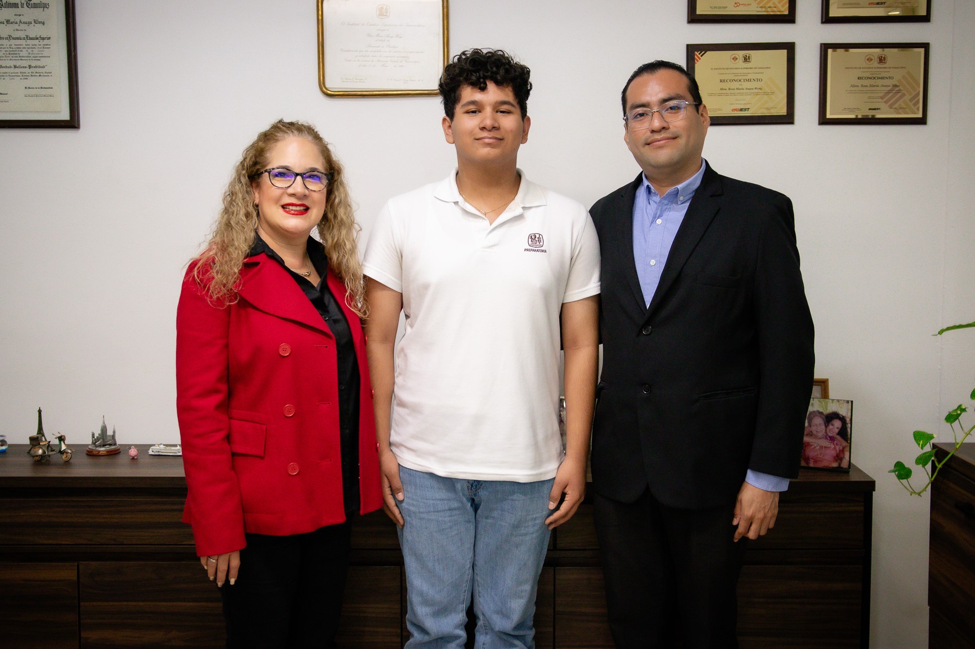 Sebastián Reyes del Toro, acompañado de Rosa María Anaya y Felipe Hernández.