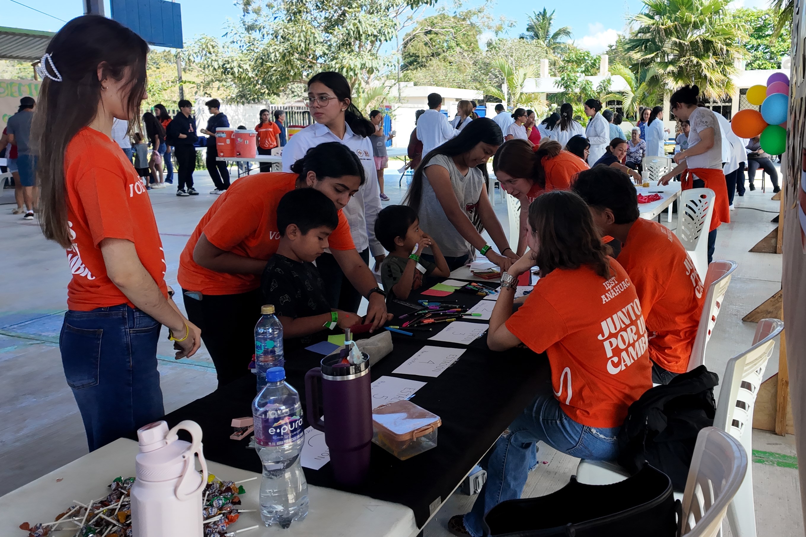 Alumnas de Acción Social en la Secundaria 88, durante una jornada asistencial.