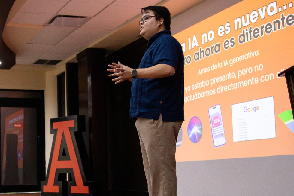 Renaud explicando sobre Inteligencia Artificial.