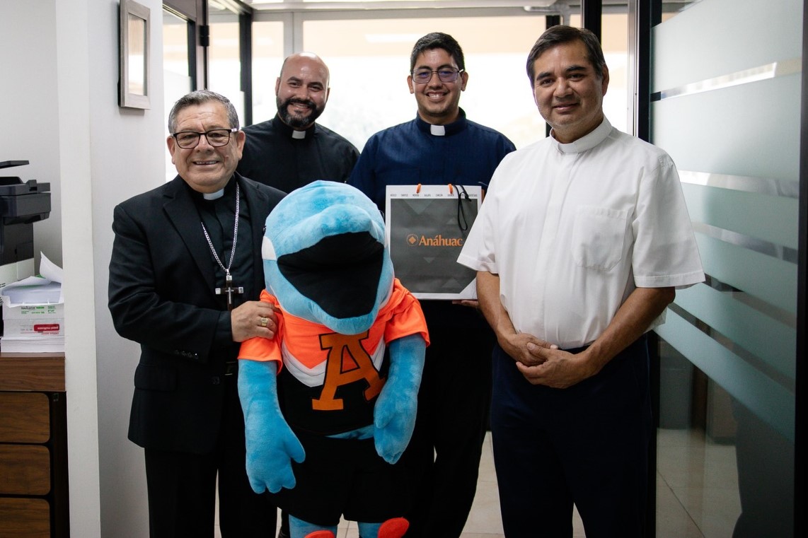 El Obispo de Tampico acompañado de los capellanes del IEST Anáhuac.