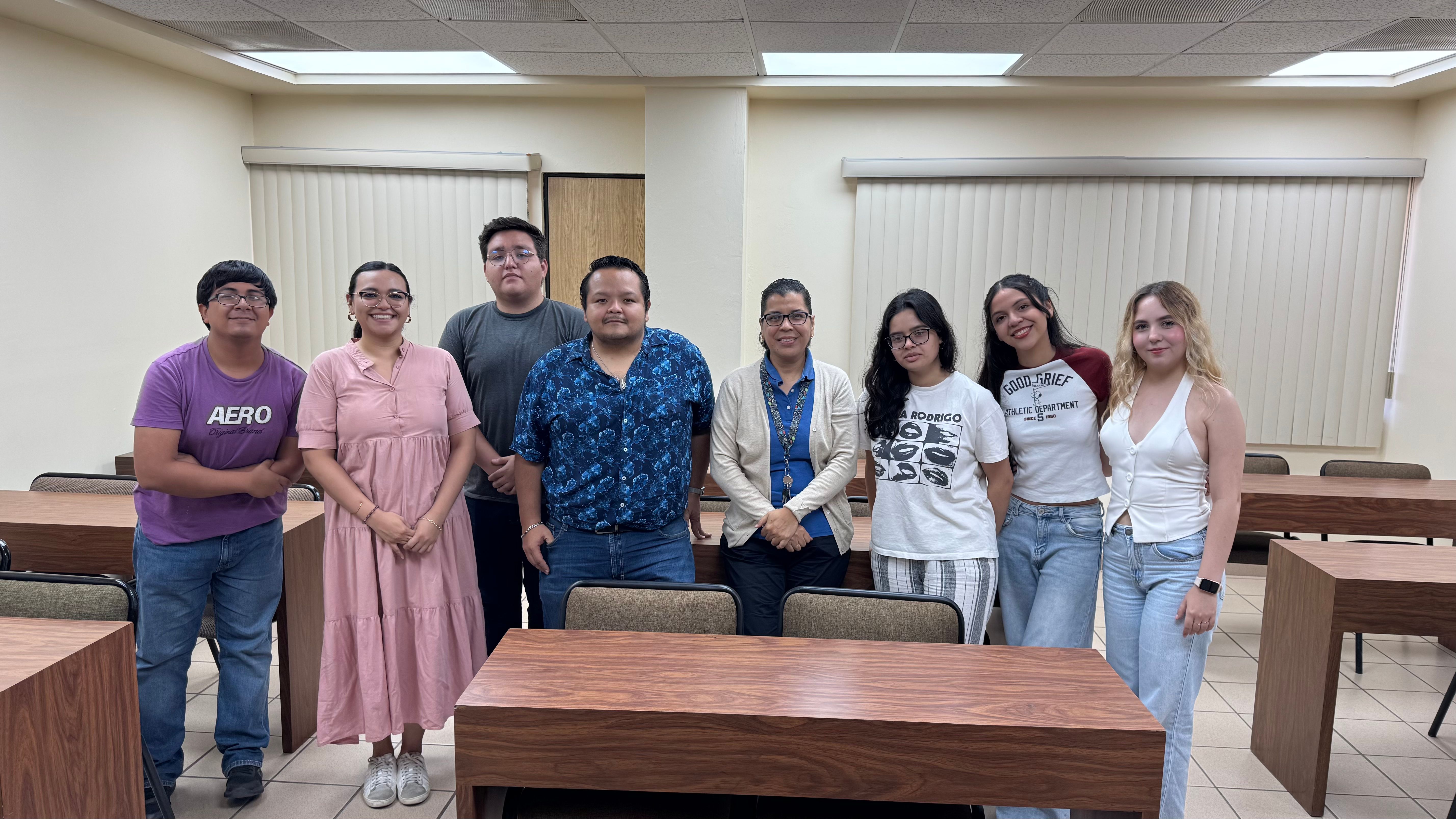 Mtra. Vero Zapién, Dr. Hugo Velasco, Mtra. Sandra Suastes Coordinadora de Investigación y los jóvenes delfines investigadores