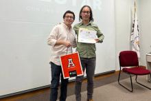 Entrega de reconocimiento al conferencista.