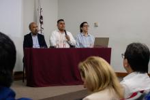 Presentadores del libro Diferenciación y Mito, en el presidium.