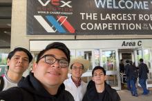 Alumnos afuera del lugar donde se llevaba el evento internacional de VEX Robotics.